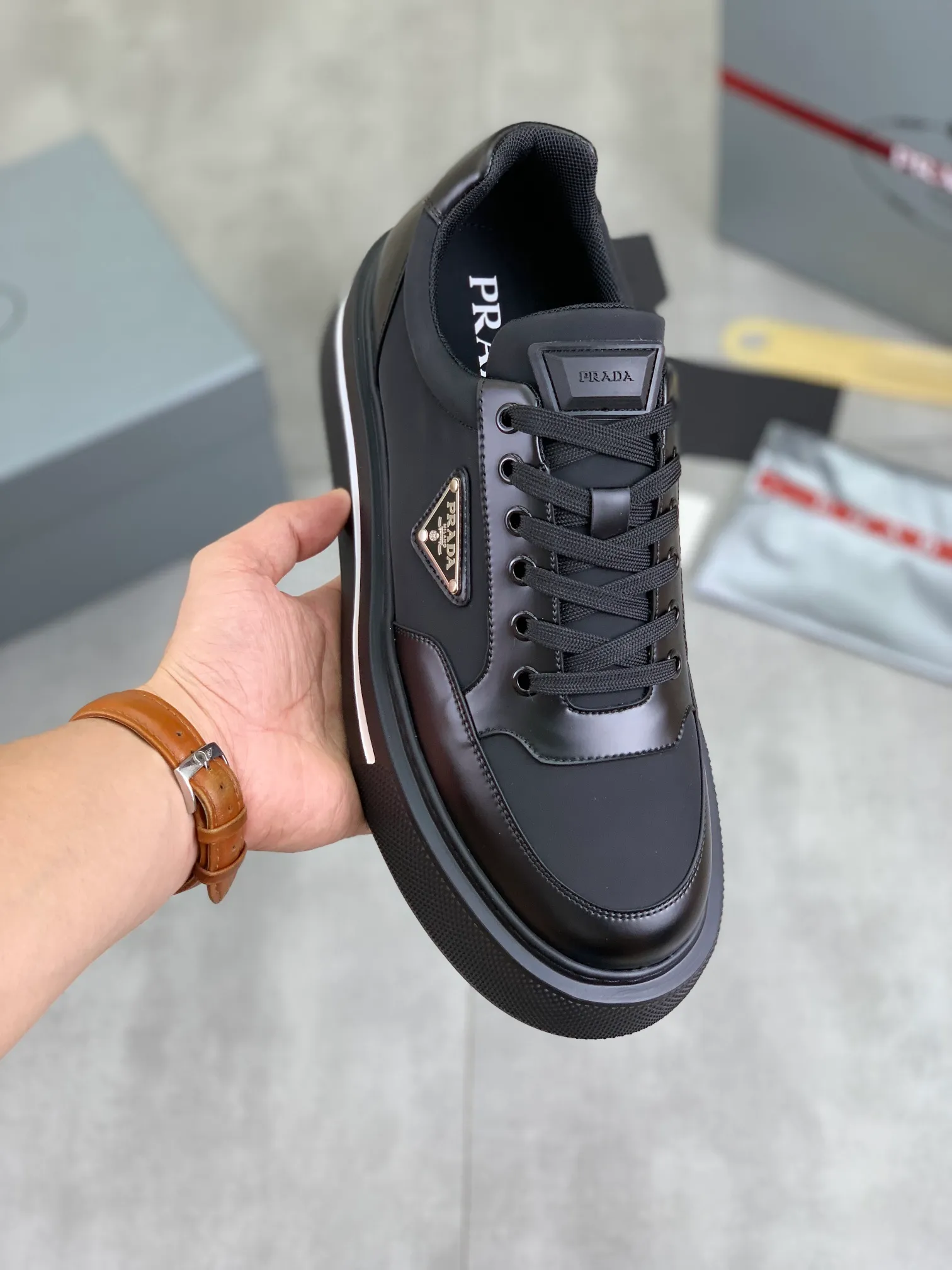 Men's shoes 💰P580 new (higher version) new models are available at PRADA counters simultaneously, new men's shoes, 😘 fabrics are selected from original calfskin. First layer of imported silk cowhide lining. The original version is awesome! 👍🏿Original open-molded non-slip PU outsole, with exquisite lines, simple and elegant, super comfortable and classy on foot, suitable for leisure travel. Code number: 38 to 44 (45 customized) 4️⃣ colors available
